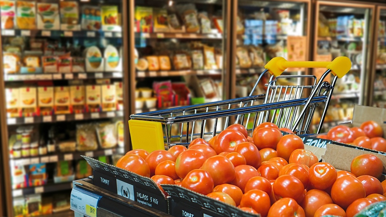 Imagen de recurso de unos tomates en un supermercado. Pixabay.