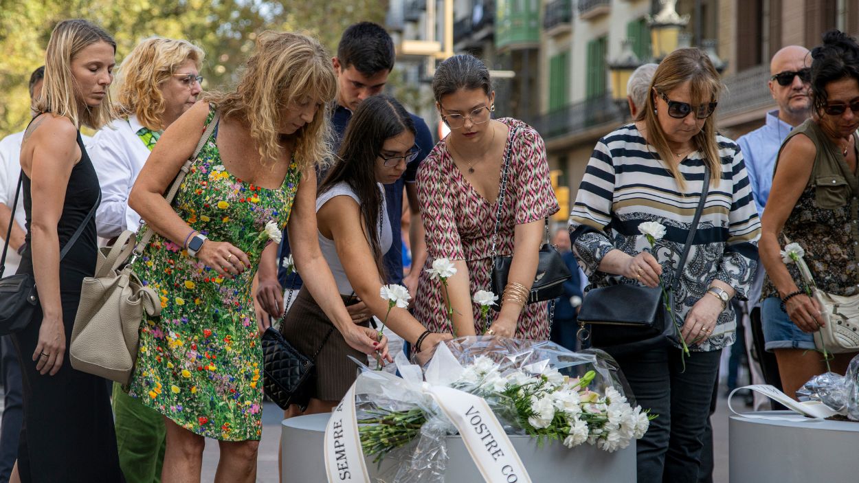 Familiares de las víctimas de los atentados de Las Ramblas de Barcelona, homenaje en 2023. EP