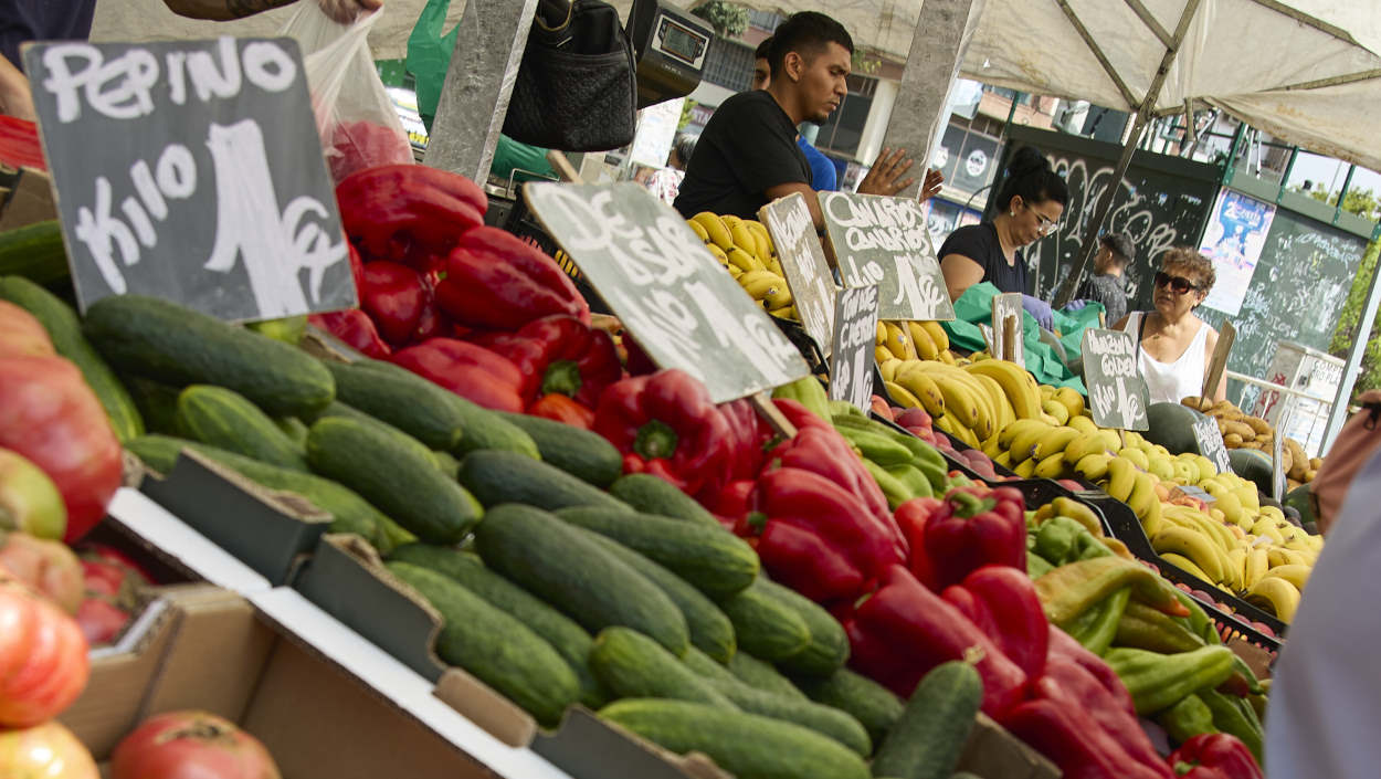 Un puesto de fruta y verdura en el mercado de Plaza Elíptica (Madrid). EP