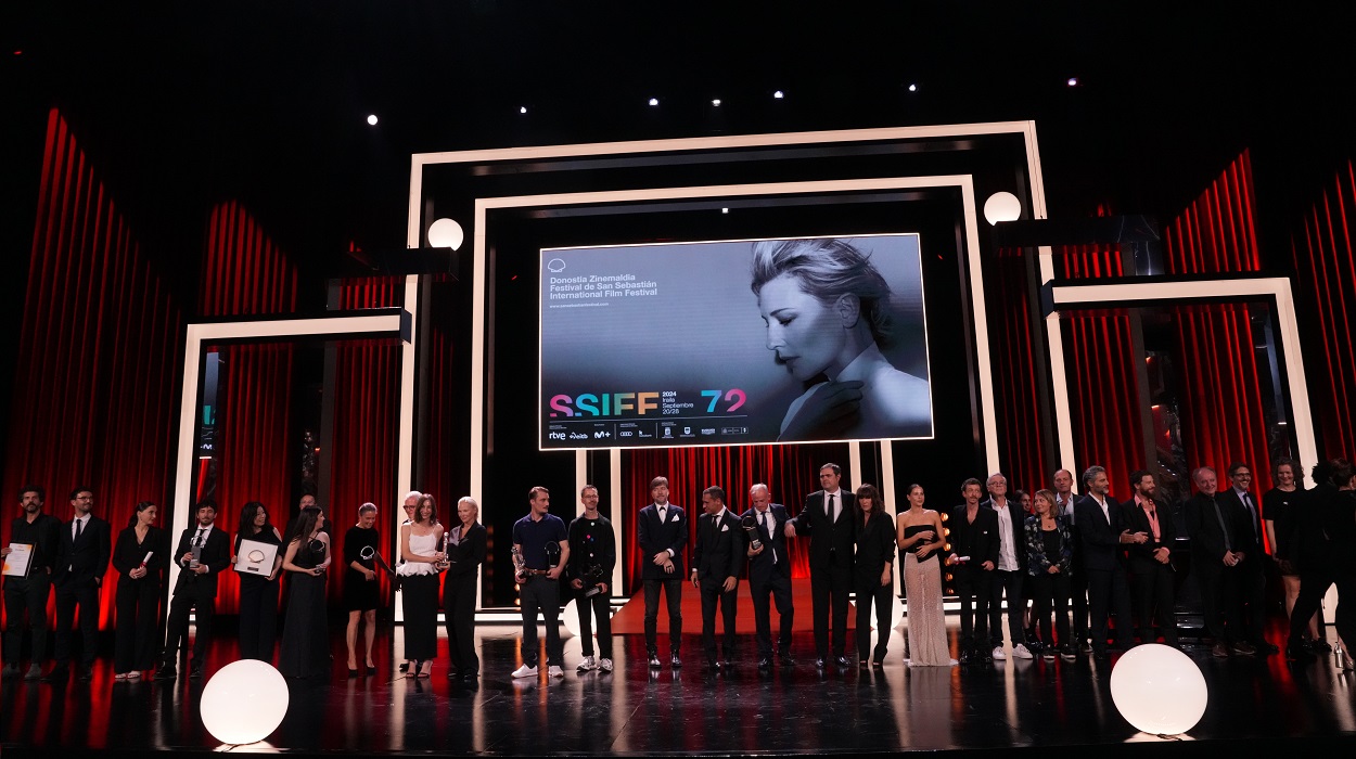Foto de familia durante la Gala de clausura del Festival de San Sebastián, en el Palacio de Congresos Kursaal. EP
