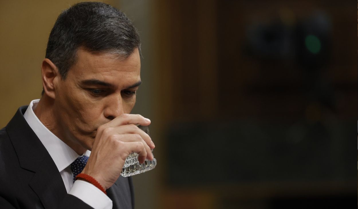 El presidente del Gobierno, Pedro Sánchez, bebe agua durante una sesión de control al Gobierno, en el Congreso de los Diputados, a 9 de octubre de 2024.