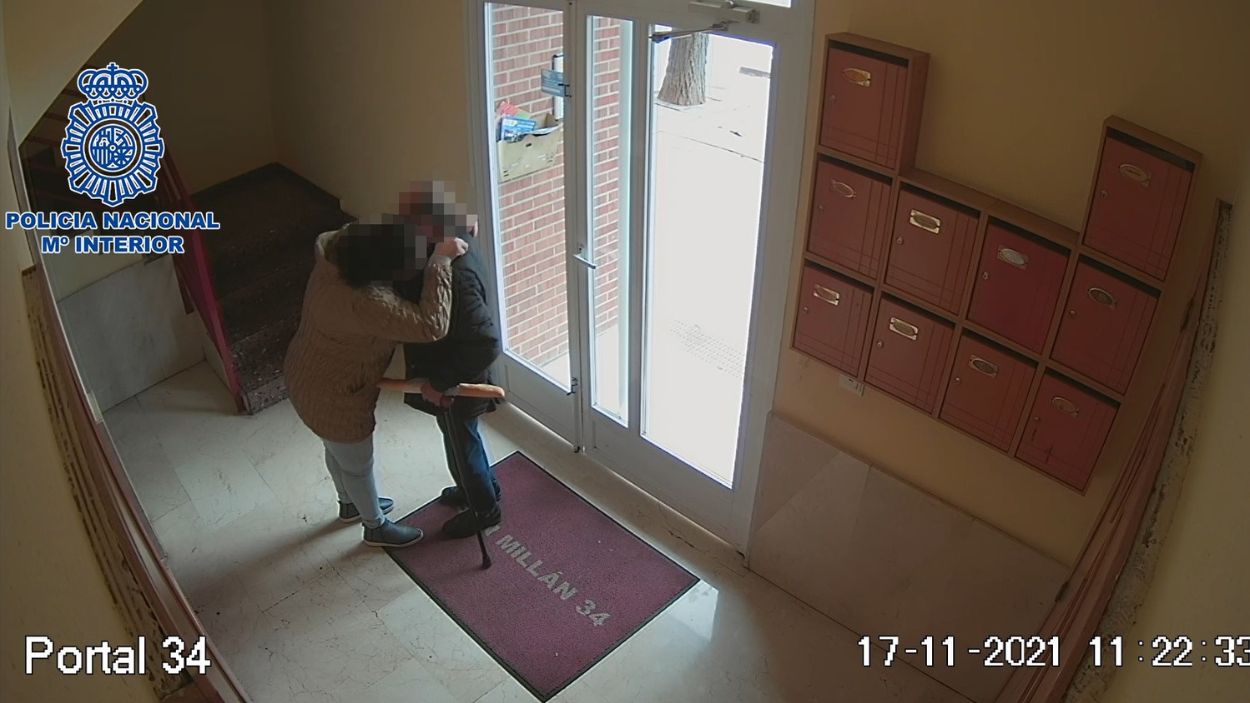 Imagen de un robo mediante el 'abrazo amoroso'. EP