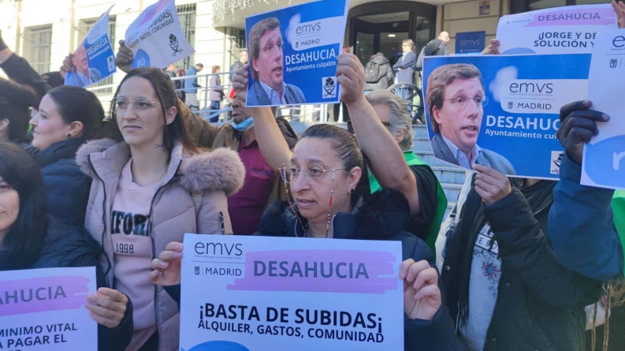 PAH Vallekas y otros colectivos protestan frente a la sede de la EMVS para frenar los desahucios. Imagen tomada por los asistentes.