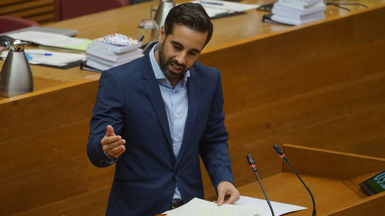 El portavoz del PSPV en las Cortes, José Muñoz, durante una sesión de control al Gobierno valenciano. EP.