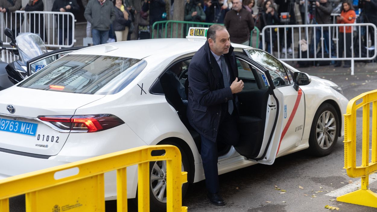 El ex ministro de Transportes José Luis Ábalos, a su llegada al Tribunal Supremo. EP.