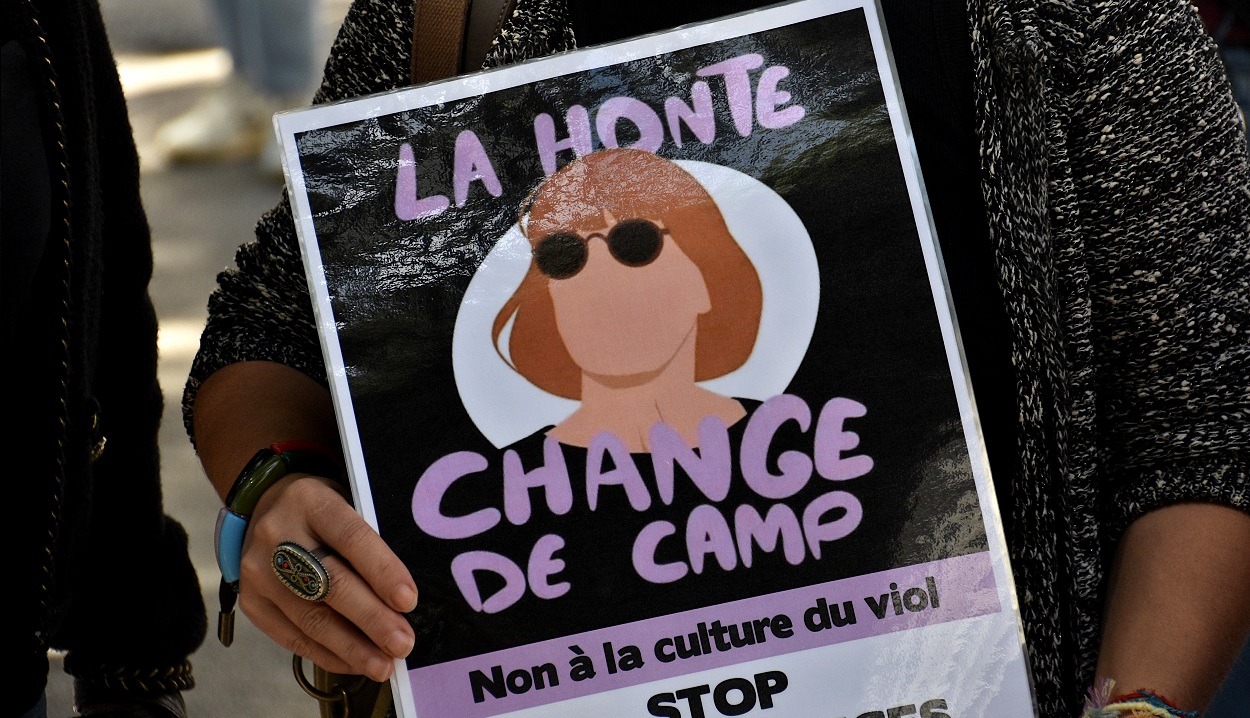 Cartel en apoyo a Gisèle Pelicot con el lema 'Que la vergüenza cambie de bando' en francés. EP