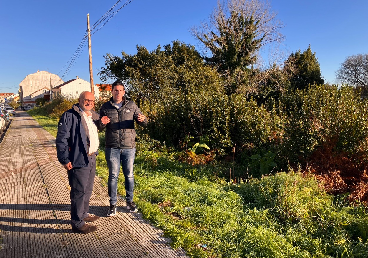 Imagen de la visita del subdelegado del Gobierno en Pontevedra y el alcalde de Illa de Arousa (Foto: Subdelegación del Gobierno en Pontevedra).