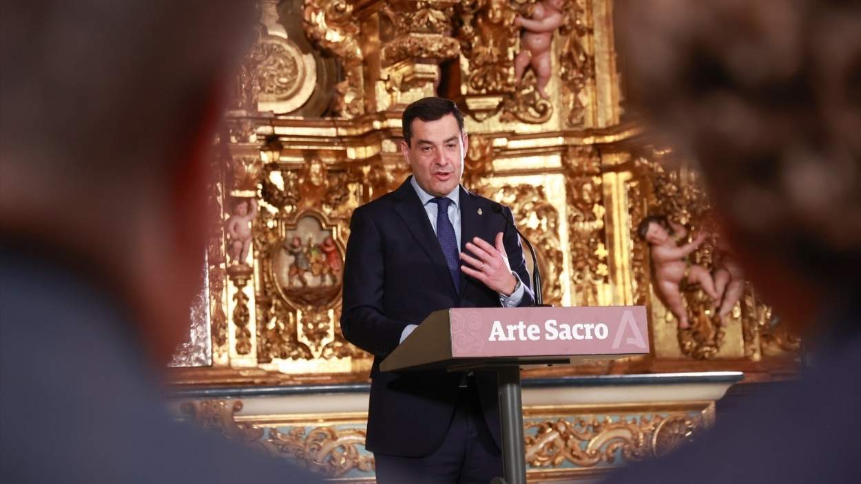 El presidente de la Junta de Andalucía, Juanma Moreno, atiende a los medios tras la reunión con la directiva de Arte Sacro. 