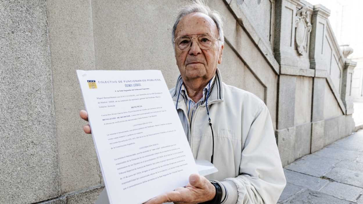 Miguel Bernad Remón, fundador de Manos Limpias, muestra la denuncia contra el Fiscal General del Estado. EP