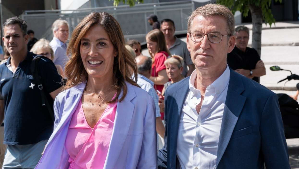 El presidente del PP, Alberto Núñez Feijóo, y su mujer, Eva Cárdenas. Archivo/EP.