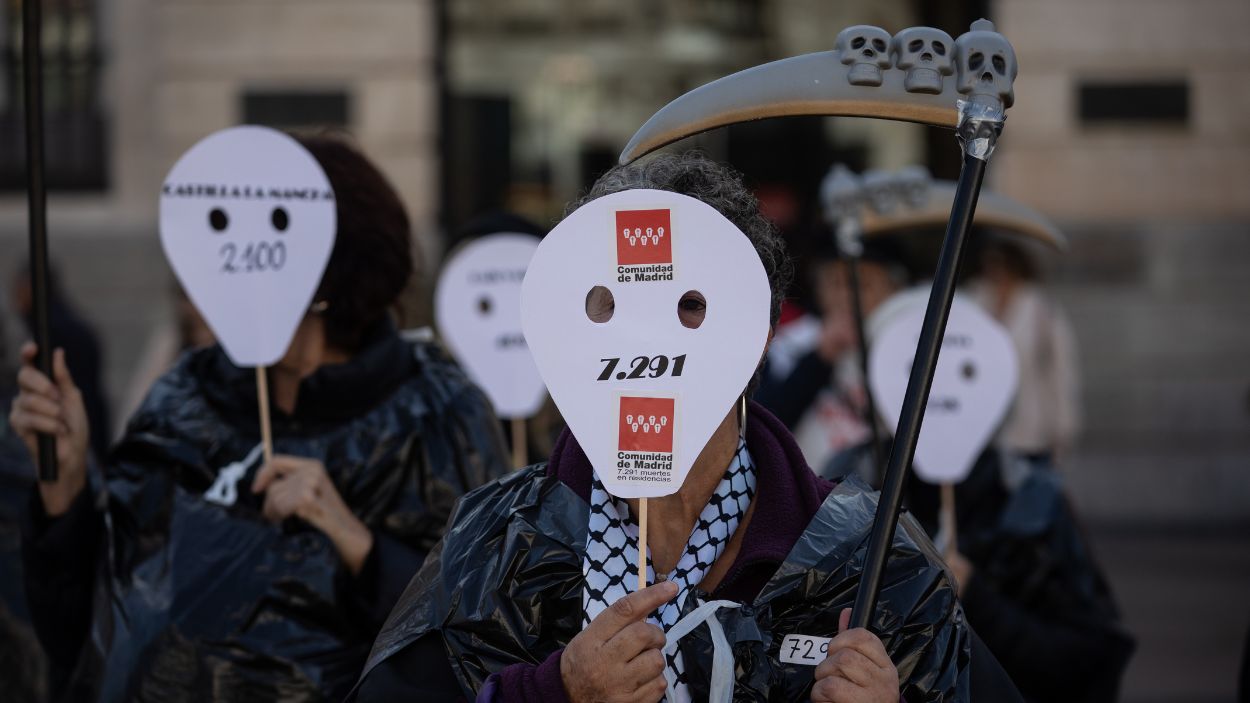 Manifestantes contra la gestión del Gobierno de la Comunidad de Madrid en las residencias de mayores durante la pandemia. EP.