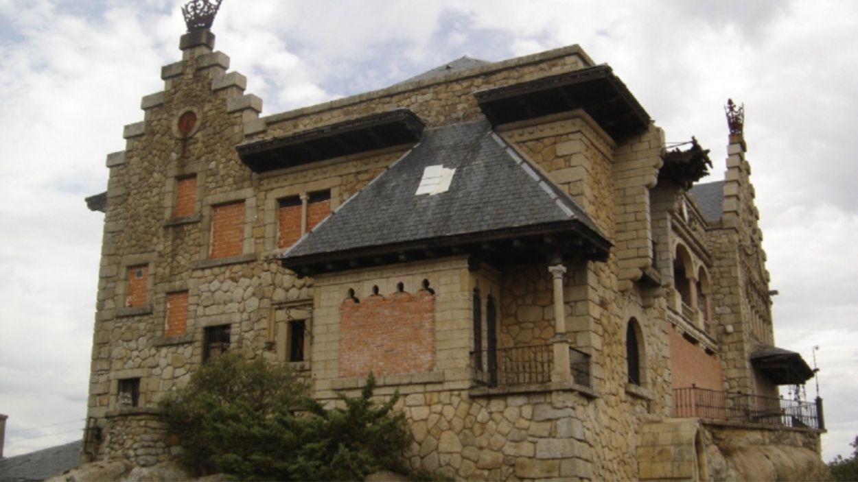 La historia del promotor del Algarrobico, de un palacete de Franco en Torrelodones a conexiones con el PP y Villarejo. 