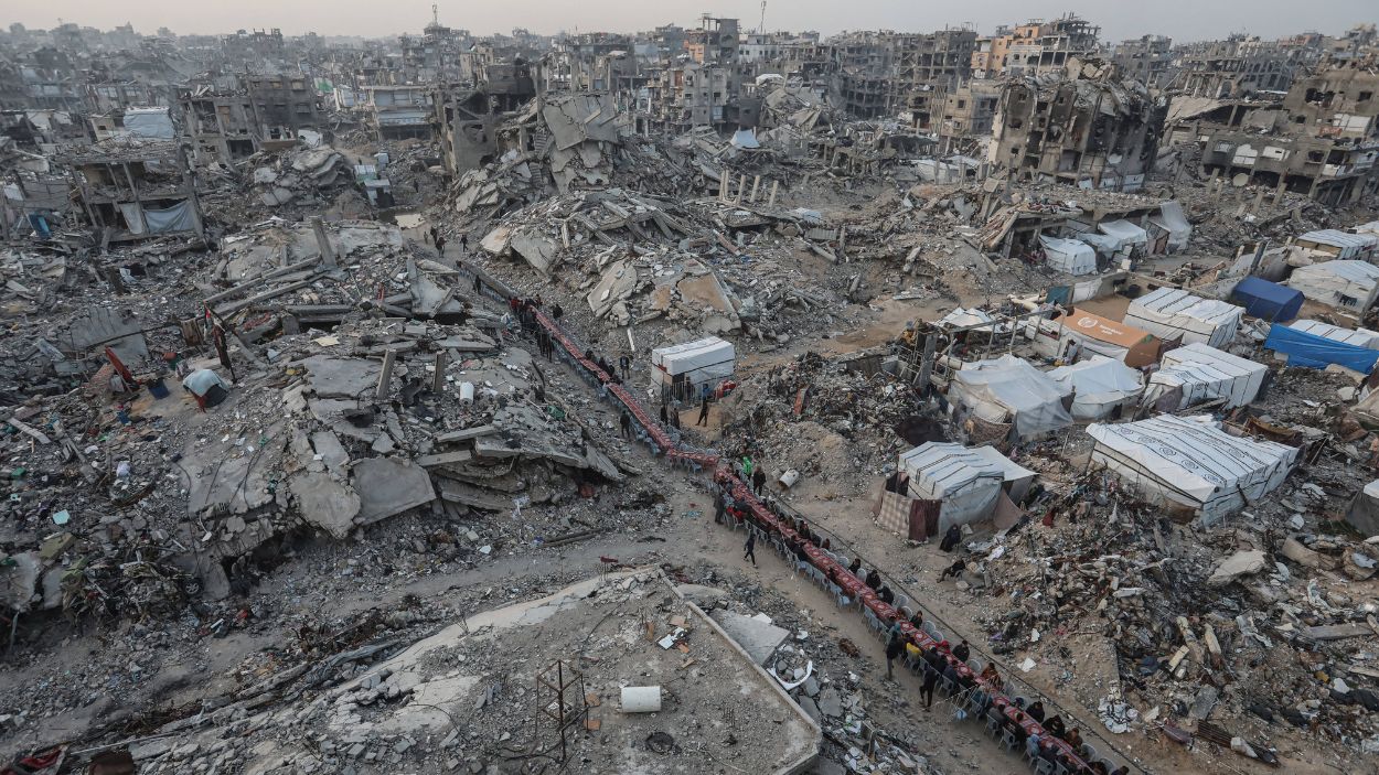 Palestinos se reúnen entre edificios destruidos para romper el ayuno. EP.