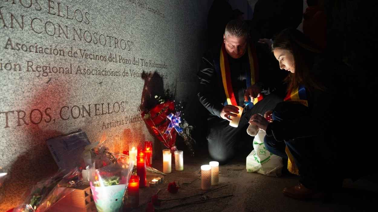 Varias personas durante una concentración de homenaje a las víctimas del atentado del 11M en su 20 aniversario