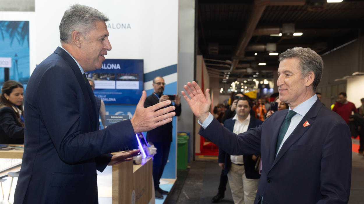 El alcalde de Badalona, Xavier García Albiol, saluda al presidente del Partido Popular, Alberto Núñez Feijóo, el pasado mes de enero. EP.