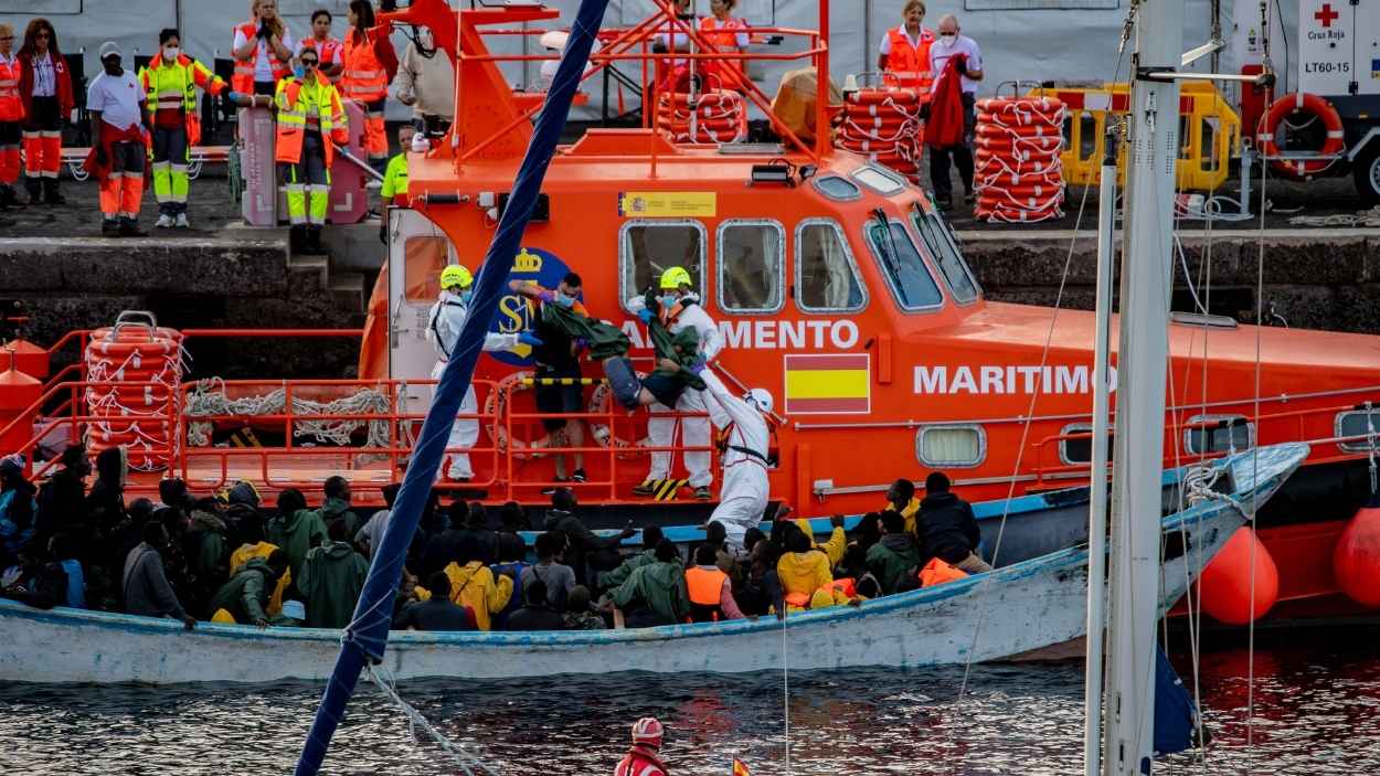 Un cayuco a su llegada al puerto de La Restinga, en El Hierro. EP/Archivo.