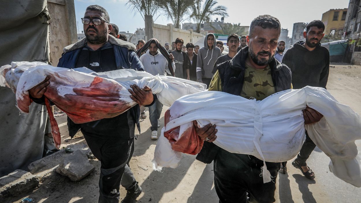 Palestinos llevan cuerpos cubiertos tras un ataque aéreo israelí. EP