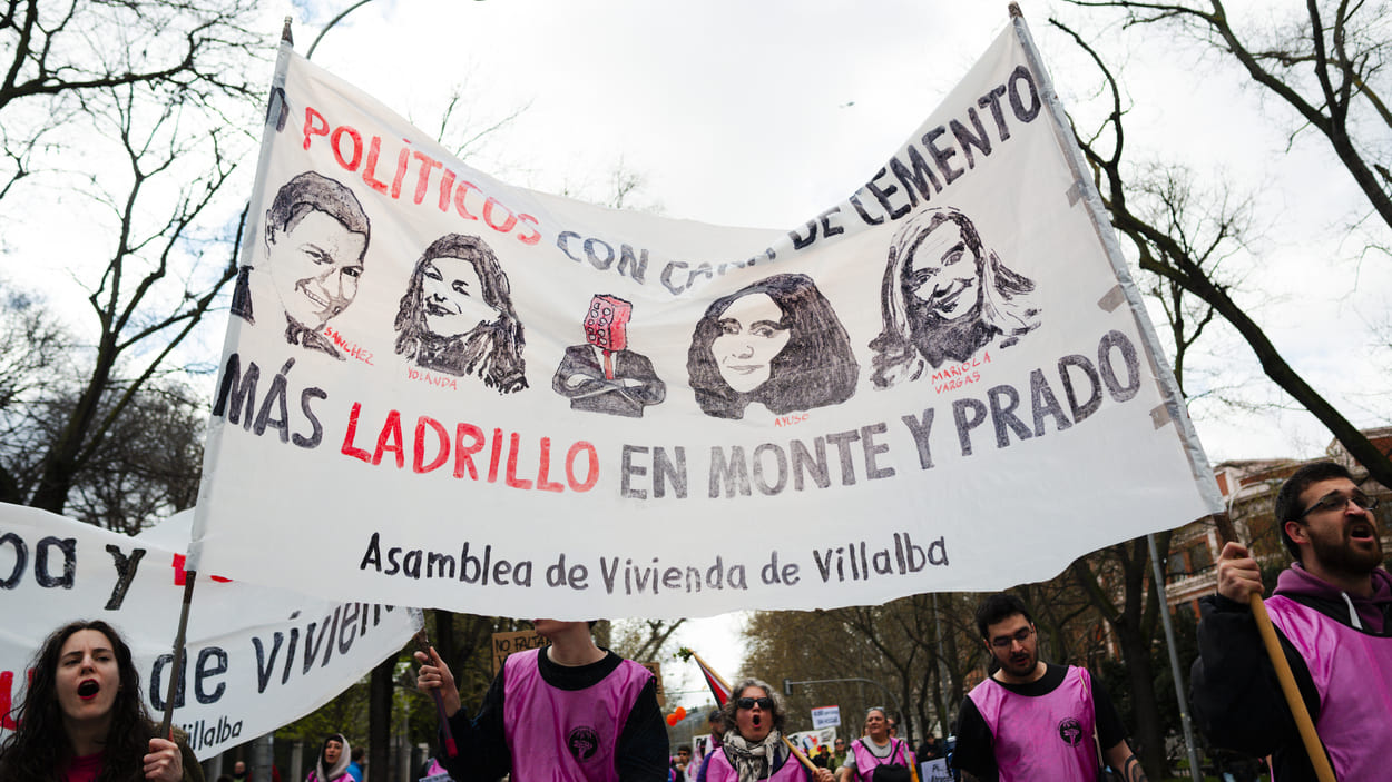 Varias personas durante una manifestación por la vivienda, desde Atocha, a 5 de abril de 2025, en Madrid (España). EP.