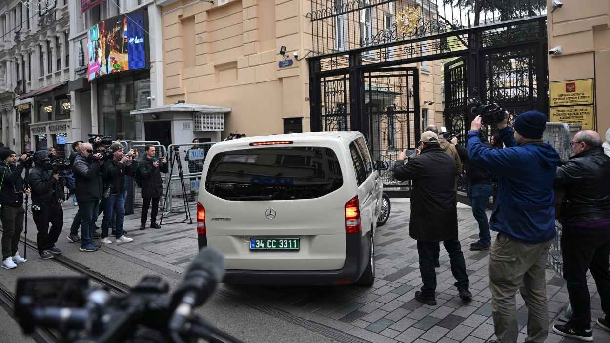 La delegación estadounidense llegando a la reunión con Rusia en Estambul. EP
