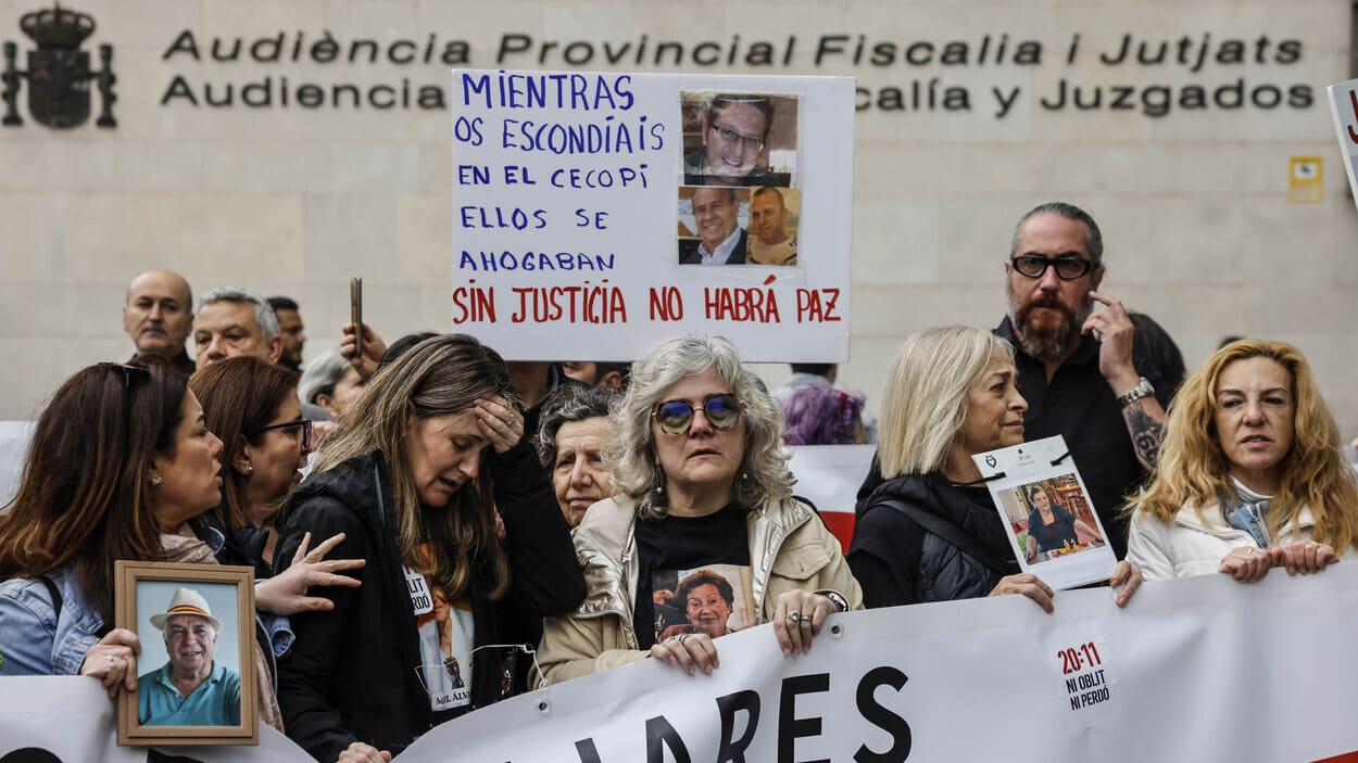 Familiares de las víctimas de la DANA durante una concentración en las inmediaciones de la Ciudad de la Justicia de Valencia. EP.