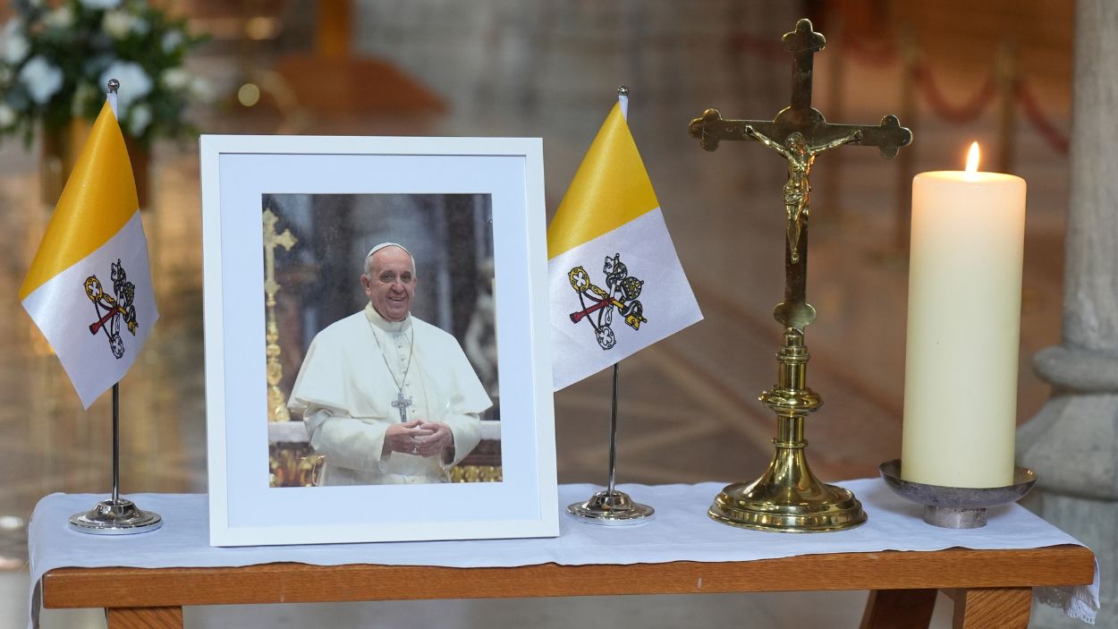 Homenaje al Papa Francisco tras su muerte en la Catedral de Westminster, Reino Unido. EP.