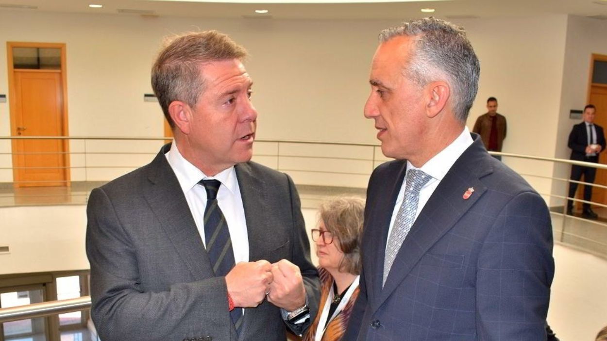 El presidente de C LM, Emiliano García Page, y el alcalde de Puertollano, Miguel Ángel Ruiz. EP.
