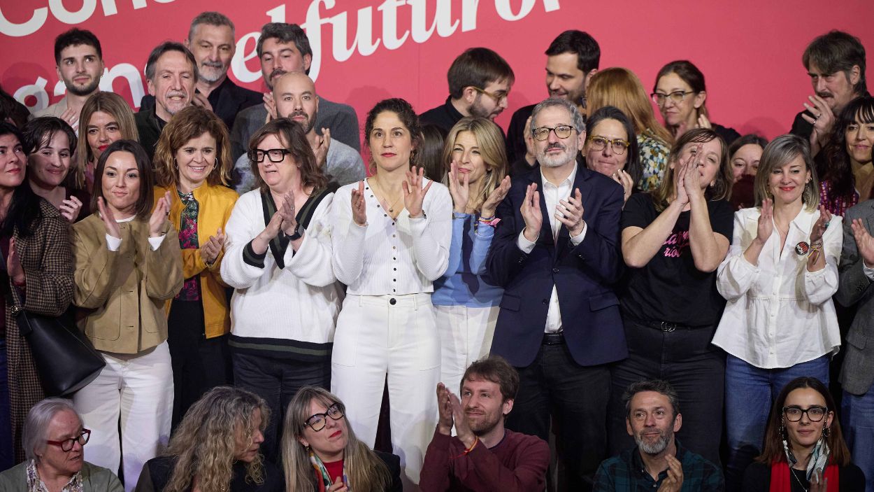 Foto de familia durante la clausura de la Asamblea Estatal de Sumar, en el Teatro Alcázar, a 30 de marzo de 2025. EP