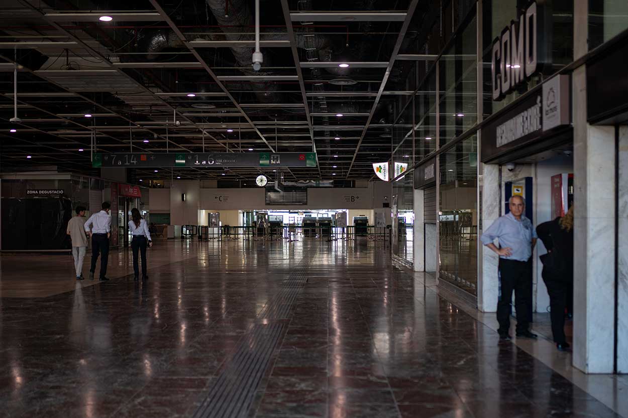 Estación de Sants en Barcelona tras el apagón. EP Estación de Sants en Barcelona tras el apagón. EP