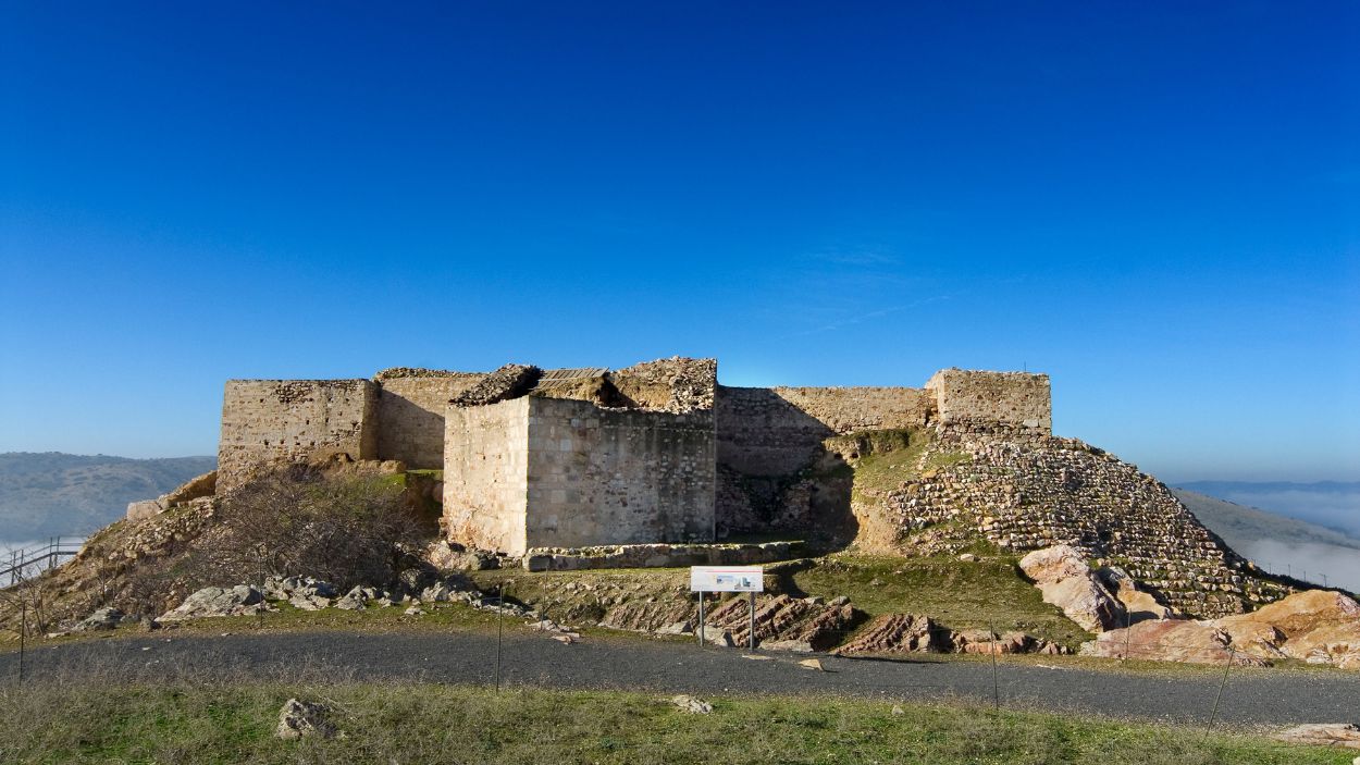 Restos del castillo en el Parque Arqueológico de Alarcos, escenario de una de las grandes batallas medievales entre almohades y castellanos.