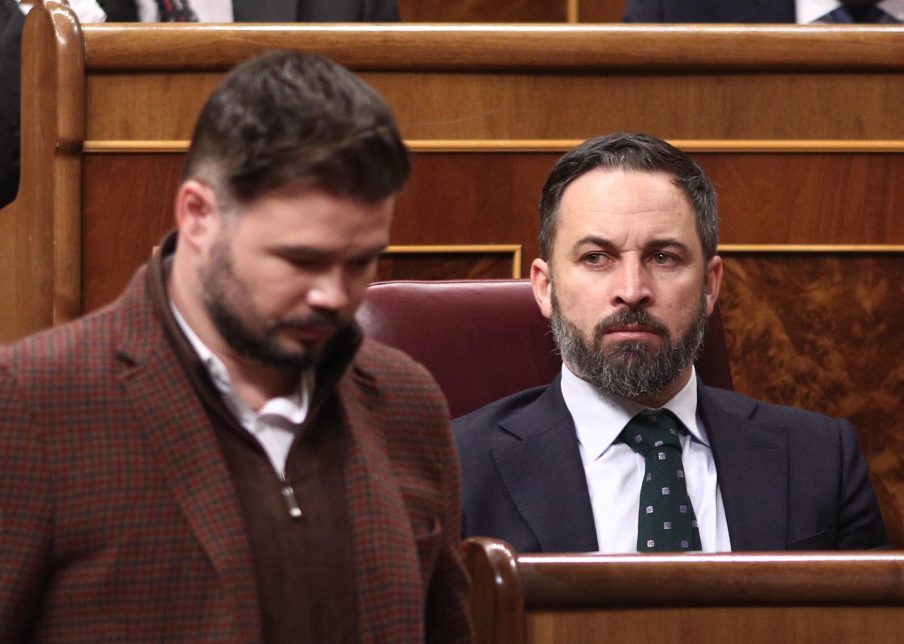 El presidente de VOX, Santiago Abascal y el portavoz de ERC en el Congreso, Gabriel Rufián, durante una sesión de control al Gobierno en el Congreso de los Diputados, Madrid (España), a 19 de febrero de 2020. 